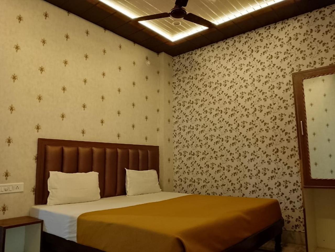 Varuna Palace Varanasi Bagian luar foto